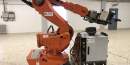 Vi på Robotmäklarna i Skara erbjuder begagnade robotar & industrirobot - Här M2004 med gripdon