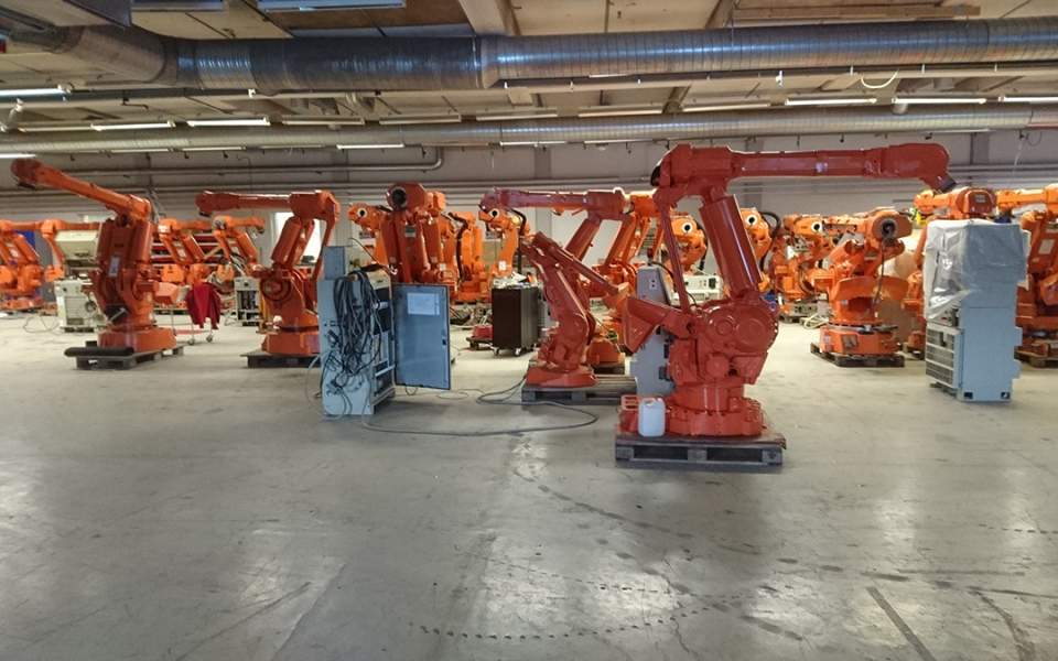 Vi på Robotmäklarna i Skara erbjuder begagnade robotar & industrirobot - Här IRB 6400R 2.8 150kg