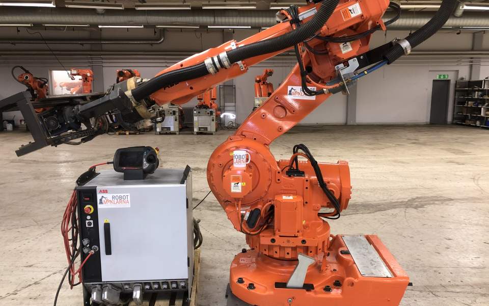 Vi erbjuder industrirobot ABB IRB 6600 och andra begagnade robotar