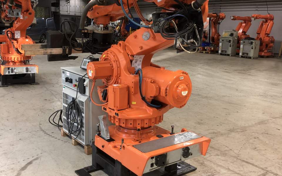 Vi på Robotmäklarna i Skara erbjuder begagnade robotar & industrirobot - Här 175/2,55 M2000 med gripdon