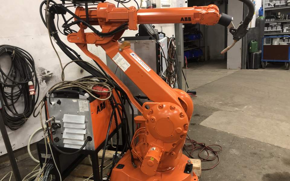 Vi erbjuder industrirobot ABB IRB 2400L samt flera andra begagnade robotar